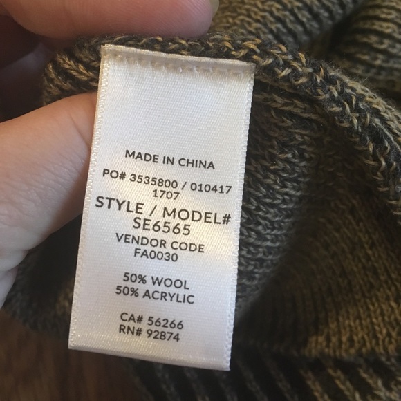 Splendid cold shoulder sweater size large - Picture 5 of 6